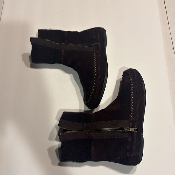 Minnetonka brown suede leather upper sweater knot fold over w zippers on sides - Picture 8 of 11